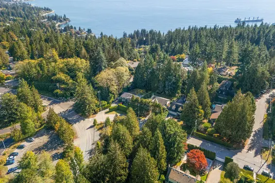 3745 Southridge Avenue, West Vancouver For Sale - image 30
