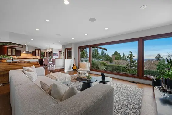 124 Carisbrooke Crescent, North Vancouver For Sale - image 12