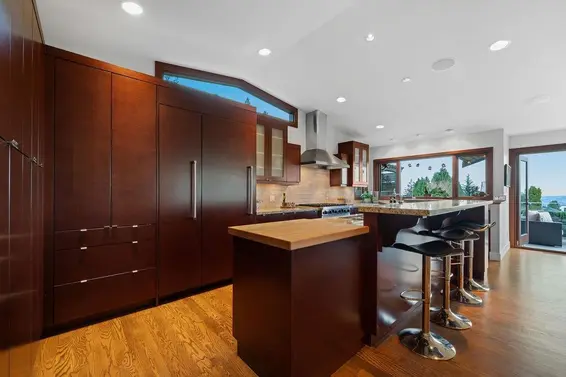 124 Carisbrooke Crescent, North Vancouver For Sale - image 14