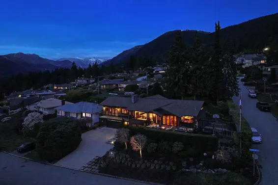 124 Carisbrooke Crescent, North Vancouver For Sale - image 2