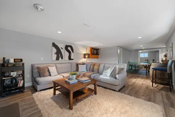 124 Carisbrooke Crescent, North Vancouver For Sale - image 29