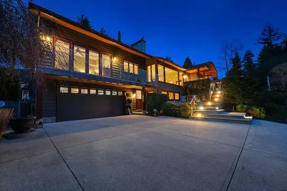 124 Carisbrooke Crescent, North Vancouver For Sale - image 3