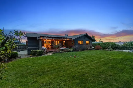 124 Carisbrooke Crescent, North Vancouver For Sale - image 35