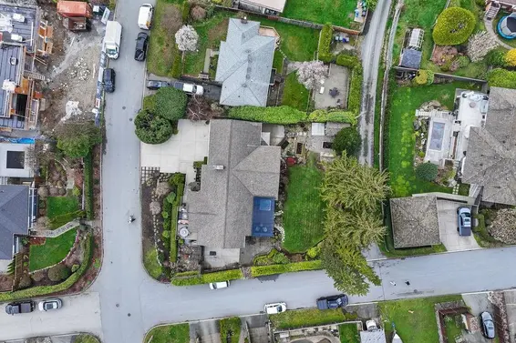 124 Carisbrooke Crescent, North Vancouver For Sale - image 36