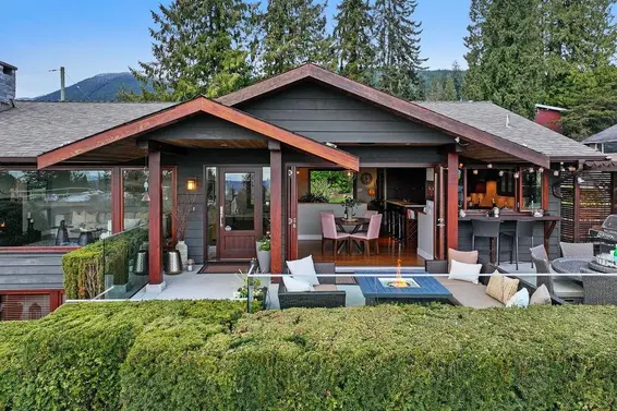 124 Carisbrooke Crescent, North Vancouver For Sale - image 4