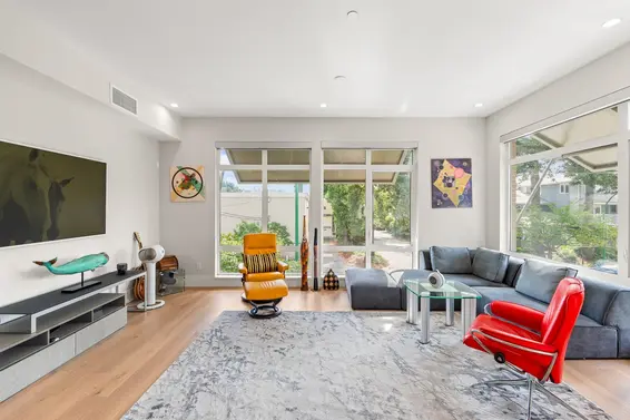 202 1591 Bowser Avenue, North Vancouver For Sale - image 5