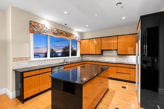 1579 Errigal Place, West Vancouver For Sale - image 10