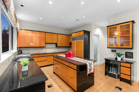1579 Errigal Place, West Vancouver For Sale - image 11