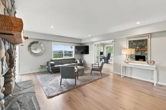 1103 Cloverley Street, North Vancouver For Sale - image 10