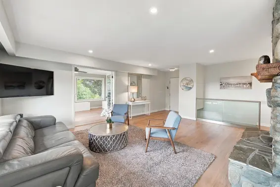 1103 Cloverley Street, North Vancouver For Sale - image 8