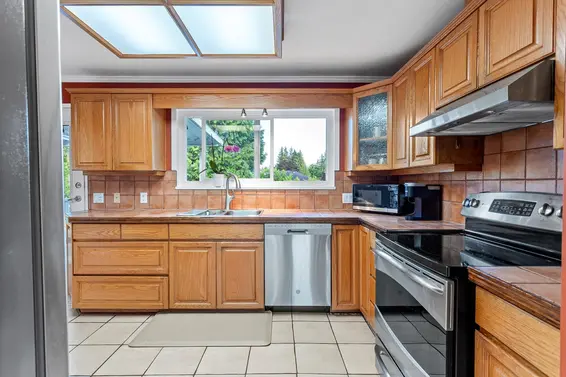 1549 Lynn Valley Road, North Vancouver For Sale - image 9