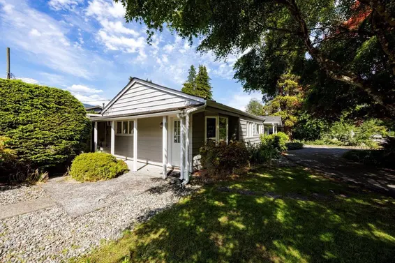 1140 Pinewood Crescent, North Vancouver For Sale - image 2