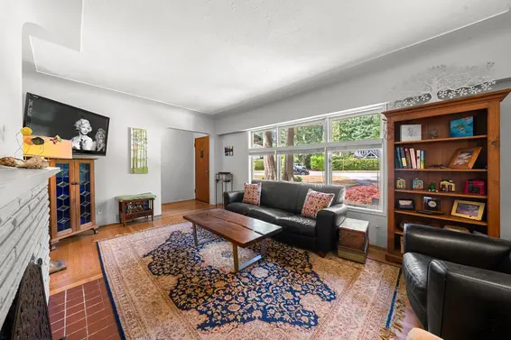 2010 Mackay Avenue, North Vancouver For Sale - image 2