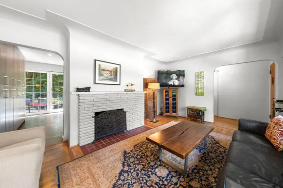 2010 Mackay Avenue, North Vancouver For Sale - image 4