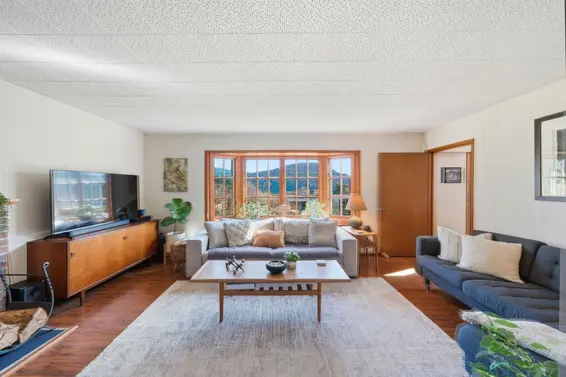 487 Roslyn Boulevard, North Vancouver For Sale - image 7