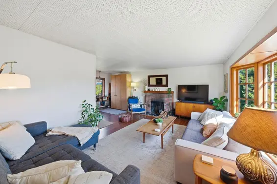 487 Roslyn Boulevard, North Vancouver For Sale - image 8