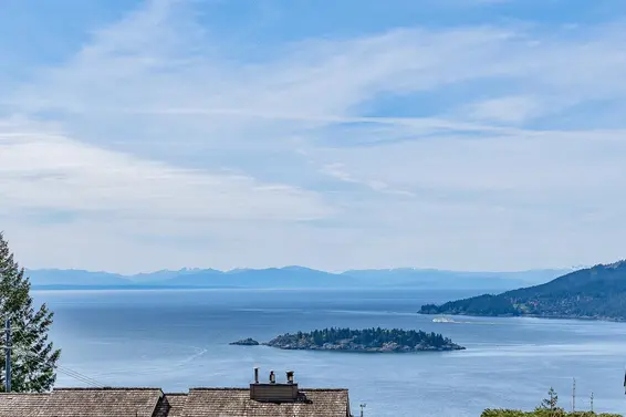 4724 Woodburn Court, West Vancouver For Sale - image 3