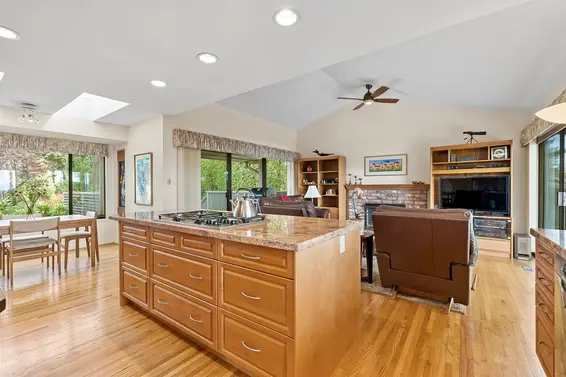 4724 Woodburn Court, West Vancouver For Sale - image 9