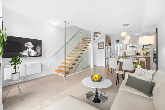 19 720 East 3rd Street, North Vancouver