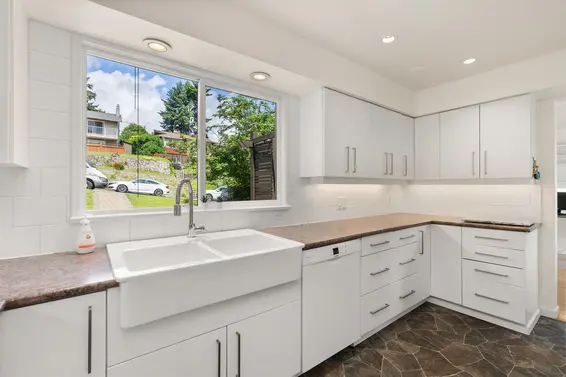 955 East 4th Street, North Vancouver For Sale - image 8