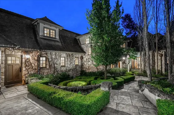 4672 Clovelly Walk, West Vancouver For Sale - image 3