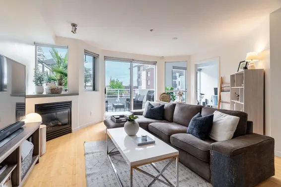 203 122 East 3rd Street, North Vancouver