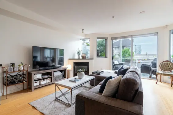 203 122 East 3rd Street, North Vancouver For Sale - image 2