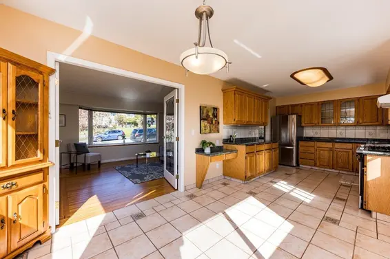 2094 Viewlynn Drive, North Vancouver For Sale - image 7