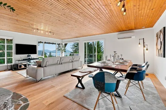 325 Bayview Place, Lions Bay For Sale - image 1