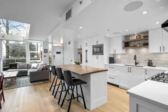 TH2 168 East Esplanade Avenue, North Vancouver