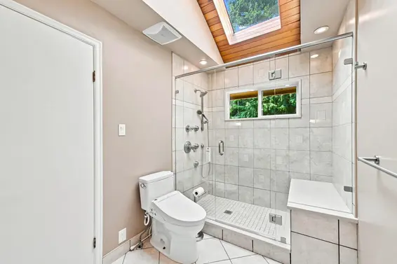 5519 Cliffridge Place, North Vancouver For Sale - image 11