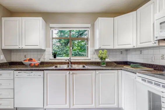 402 2059 Chesterfield Avenue, North Vancouver For Sale - image 2