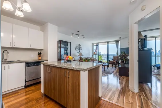 810 175 West 1st Street, North Vancouver For Sale - image 4