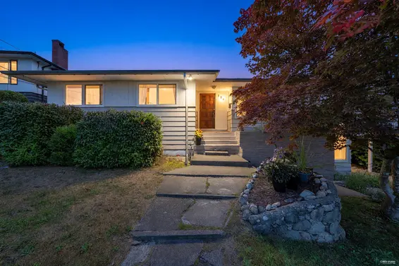 468 Saville Crescent, North Vancouver For Sale - image 2