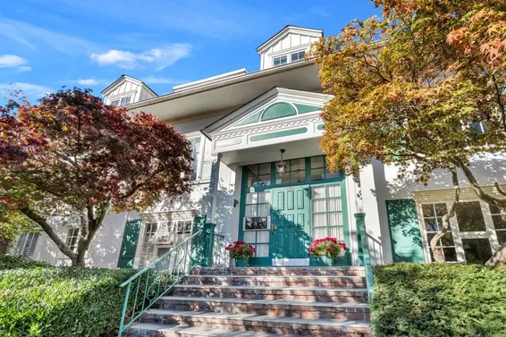304 120 West 17th Street, North Vancouver