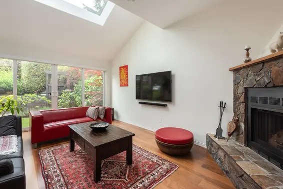 1915 Chesterfield Avenue, North Vancouver For Sale - image 9