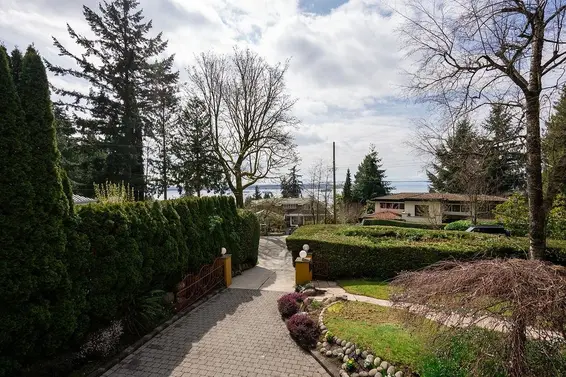 2635 Rosebery Avenue, West Vancouver For Sale - image 19