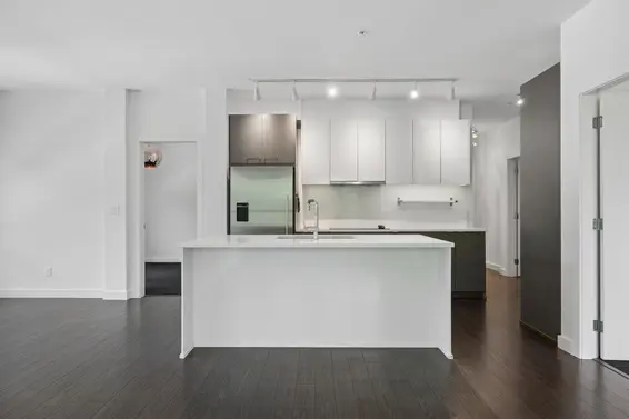 204 1621 Hamilton Avenue, North Vancouver