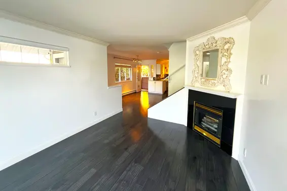 1 1940 Chesterfield Avenue, North Vancouver For Sale - image 11