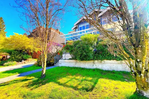 1 1940 Chesterfield Avenue, North Vancouver For Sale - image 2
