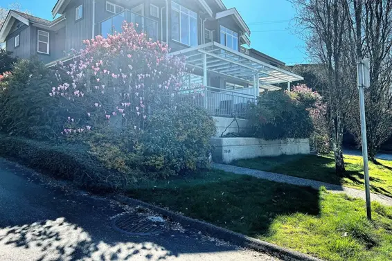 1 1940 Chesterfield Avenue, North Vancouver For Sale - image 24