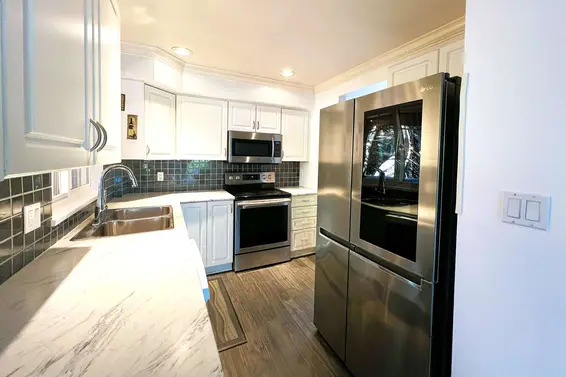 1 1940 Chesterfield Avenue, North Vancouver For Sale - image 3