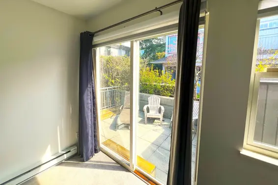 1 1940 Chesterfield Avenue, North Vancouver For Sale - image 5