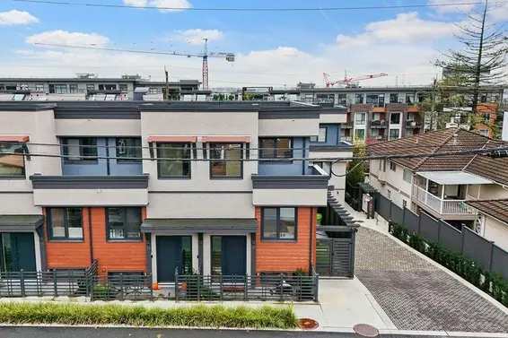 27 632 East 3rd Street, North Vancouver For Sale - image 2