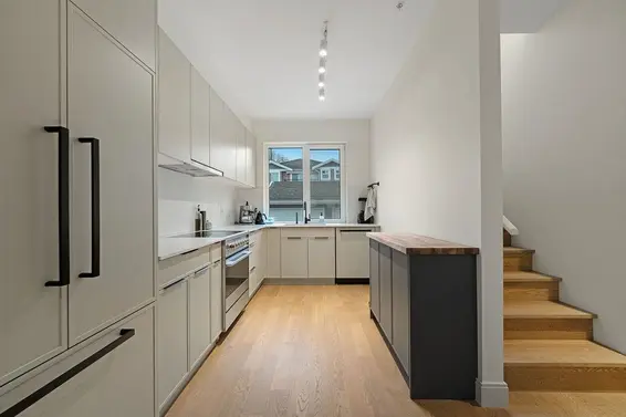 27 632 East 3rd Street, North Vancouver For Sale - image 4