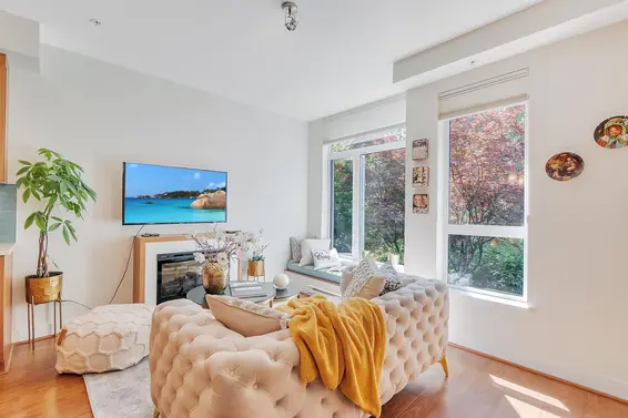 204 735 West 15th Street, North Vancouver