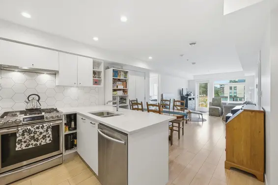 204 1519 Crown Street, North Vancouver