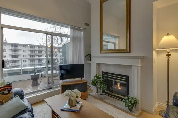 414 128 West 8th Street, North Vancouver For Sale - image 2