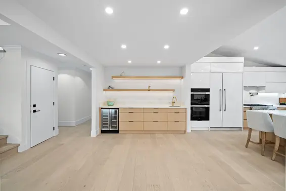 6230 Summit Avenue, West Vancouver For Sale - image 15