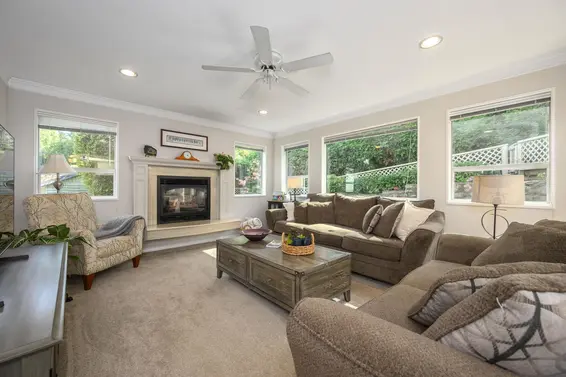 1747 Bellelynn Place, North Vancouver For Sale - image 8
